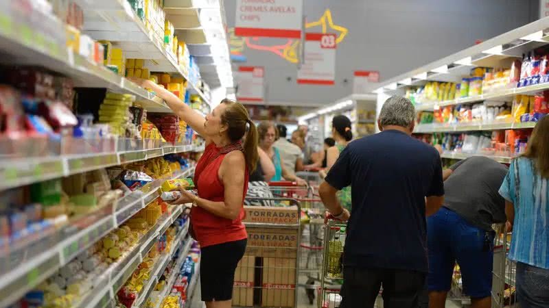 Supermercados propõem trabalho por hora após fim da escala 6x1