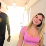 Suspeita provoca ao chegar à delegacia após operação no RJ Suspeita provoca ao chegar à delegacia após operação no RJ