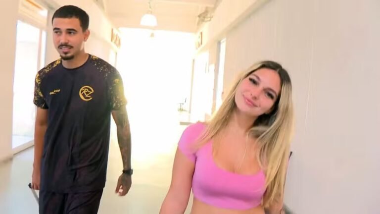 suspeita ironiza ao chegar à delegacia após operação no RJ