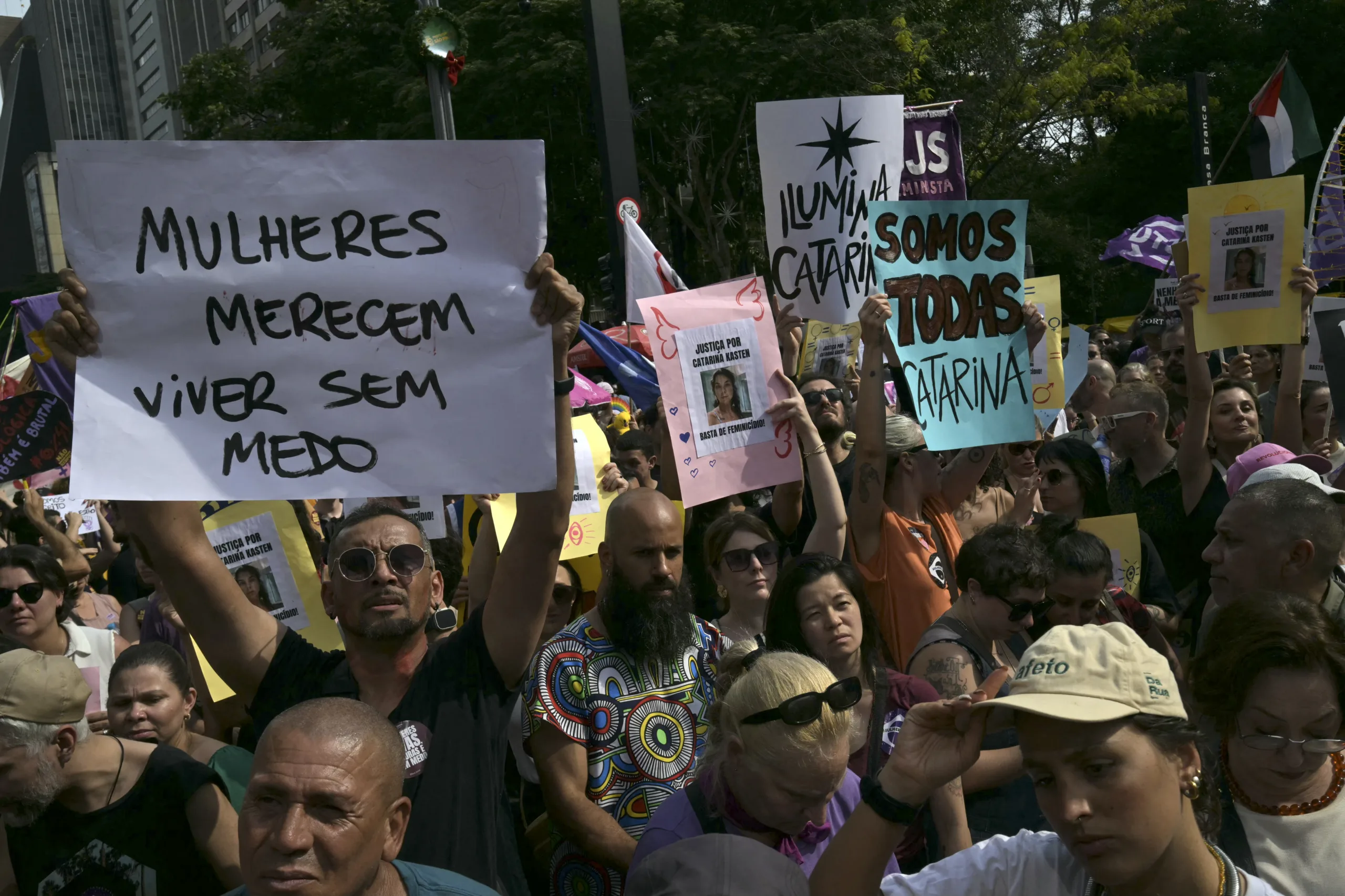 Manifestantes em marcha para denunciar o aumento no número de casos de feminicídio em São Paulo, em dezembro de 2025