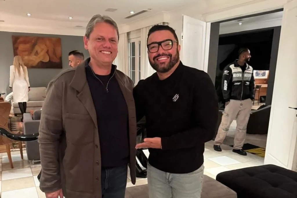 O governador Tarcísio de Freitas e o empresário do funk Rodrigo Inácio de Lima Oliveira, da GR6 Explode, preso na operação da PF