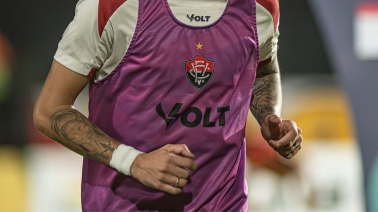 Torcedores criticam meia do Vitória após desempenho na Copa Nordeste