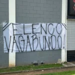Torcida do Corinthians protesta no CT e exige desempenho dos jogadores Torcida do Corinthians protesta no CT e exige desempenho dos jogadores