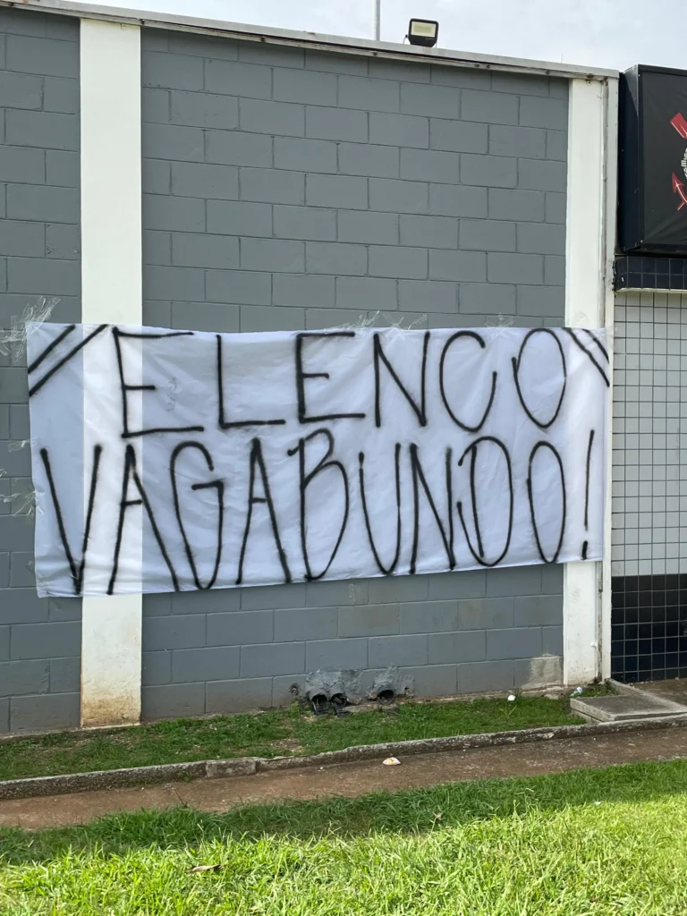 Torcida do Corinthians protesta no CT e exige desempenho dos jogadores