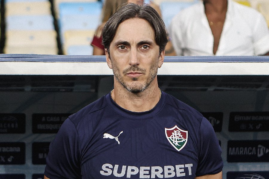 Torcida se manifesta no CT após revés na Libertadores