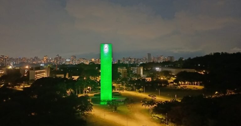 Torre do Relógio recebe iluminação especial na cor verde durante o mês de abril – Jornal da USP