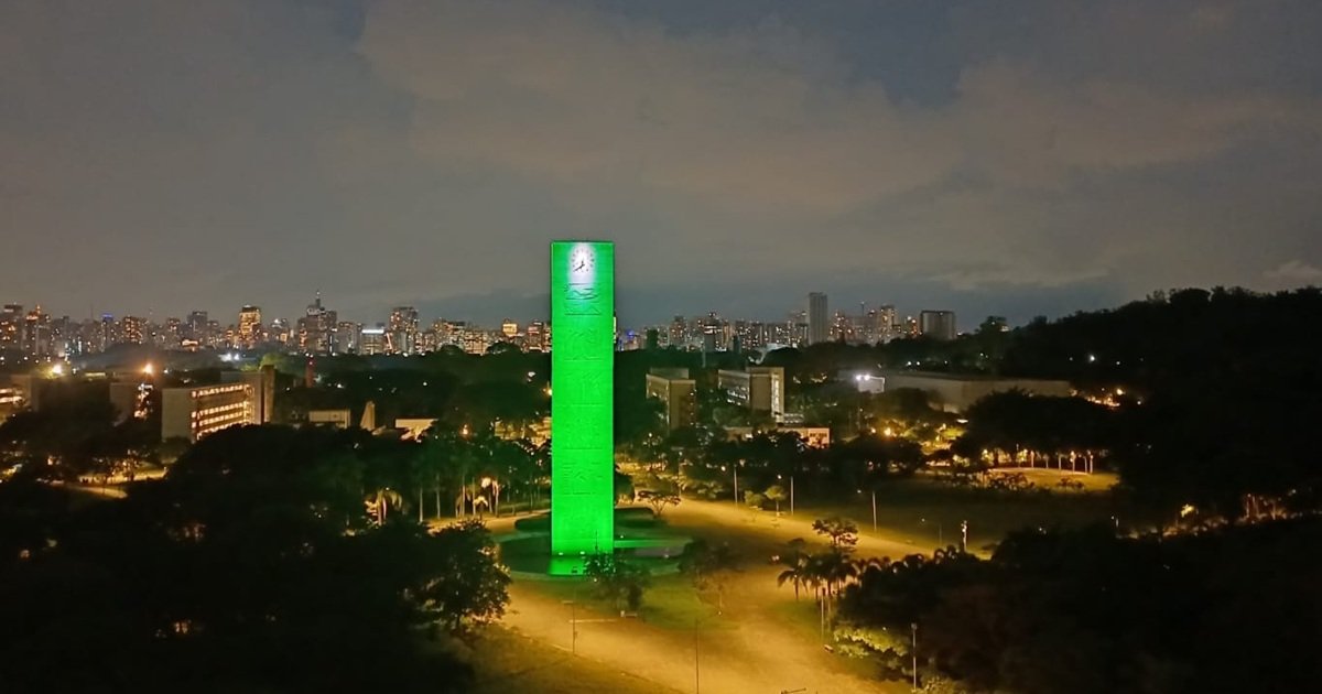 Torre do Relógio recebe iluminação especial na cor verde durante o mês de abril – Jornal da USP