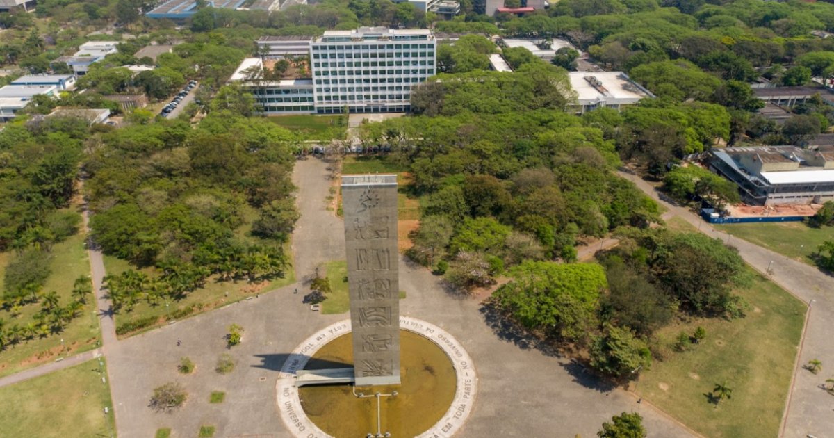 Vista aérea da Praça do Relógio, com a torre do relógio ao centro e ao fundo o prédio da Reitoria da USP