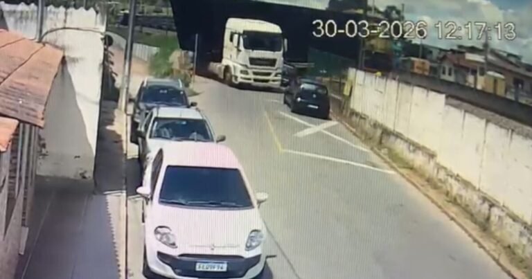 trem atinge carreta, arrasta carros e deixa ferido em MG
