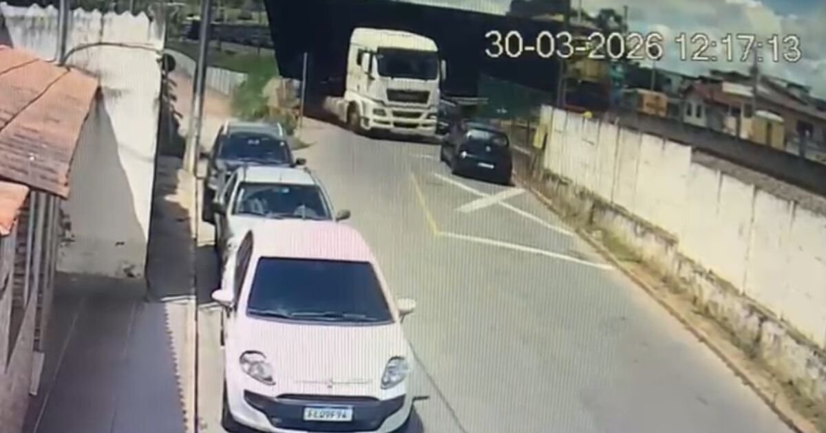 trem atinge carreta, arrasta carros e deixa ferido em MG