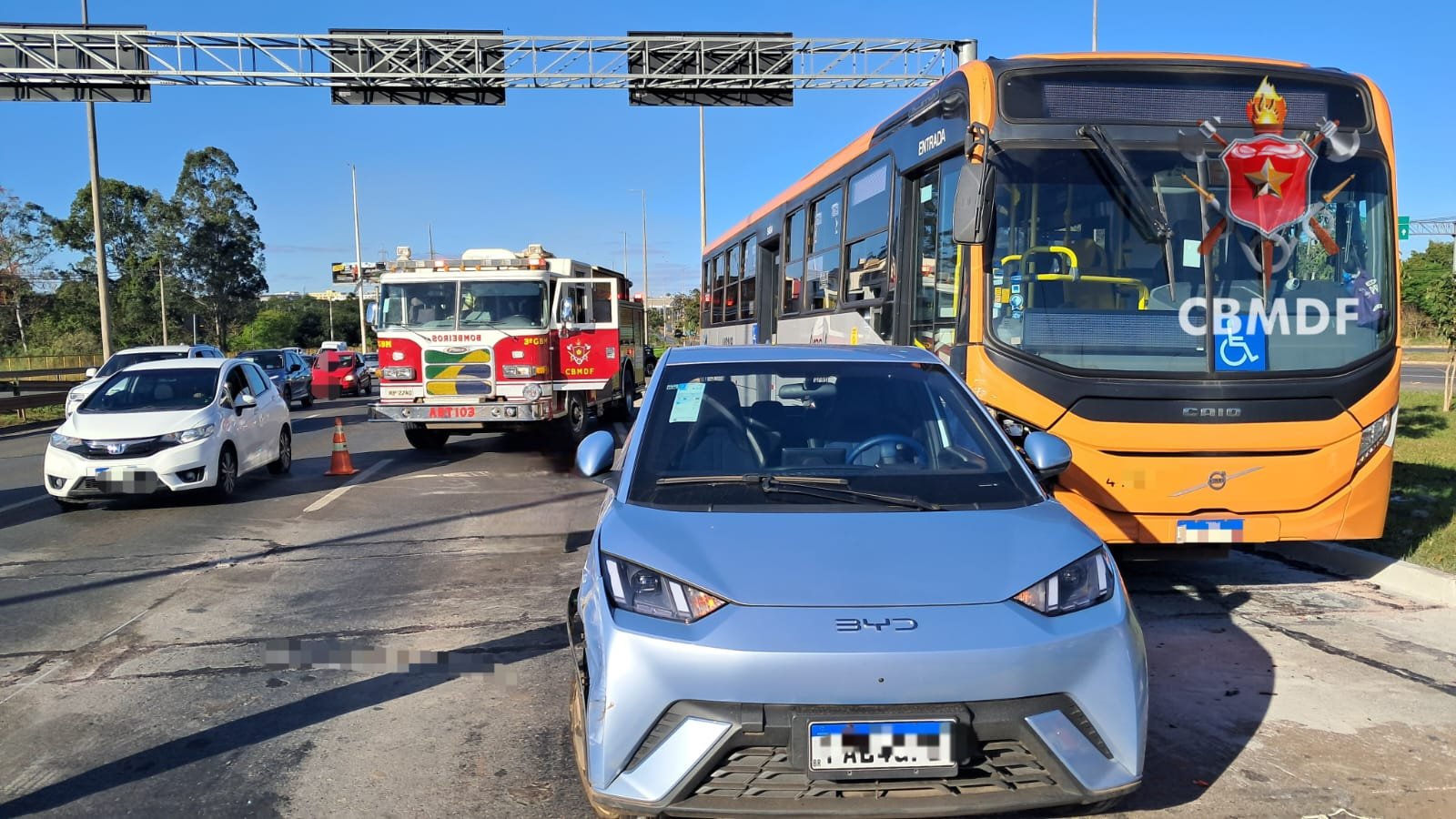 Acidente com três veículos deixa feridos e provoca interdição na EPTG