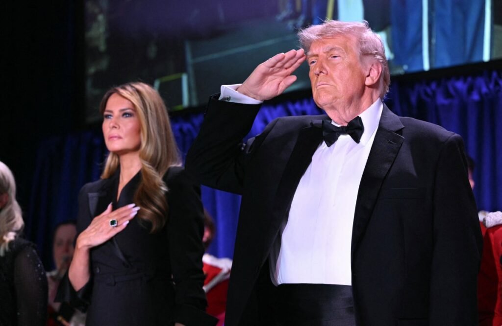 Trump é retirado de jantar com jornalistas após disparos