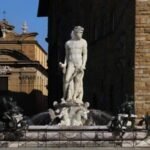 Turista é multada em R$ 29 mil por ato em estátua famosa