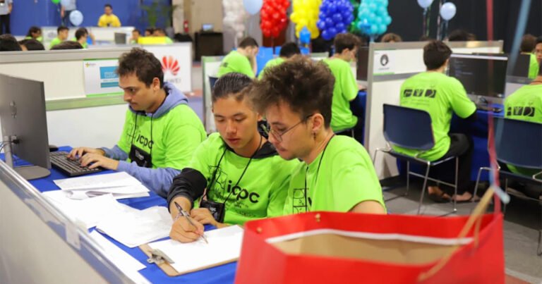 Estudantes uniformizados numa mesa escrevendo