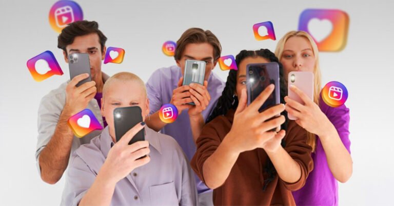 Seis pessoas com um celular na mão e sínbolos de curtidas de redes sociais em volta delas