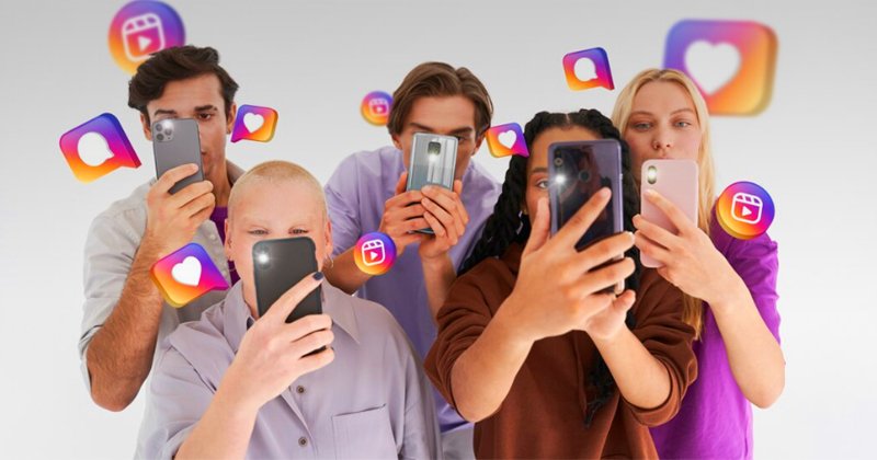 Seis pessoas com um celular na mão e sínbolos de curtidas de redes sociais em volta delas
