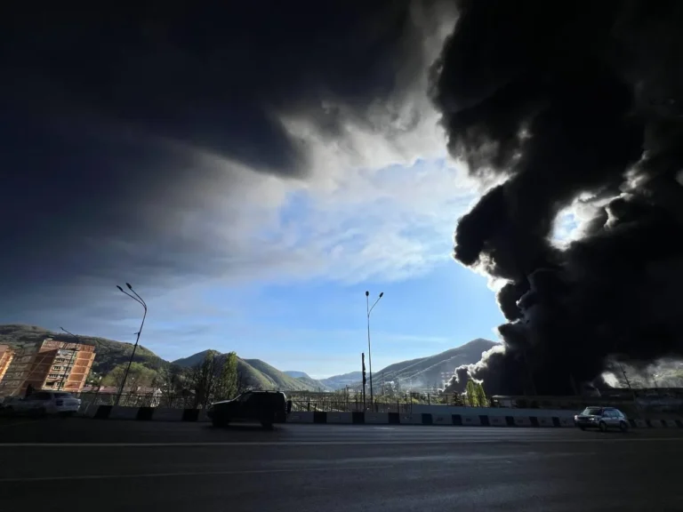 Nuvem de fumaça encontra a cidade russa de Tuapse, após ataque drones ucraniano em instalação petroleira