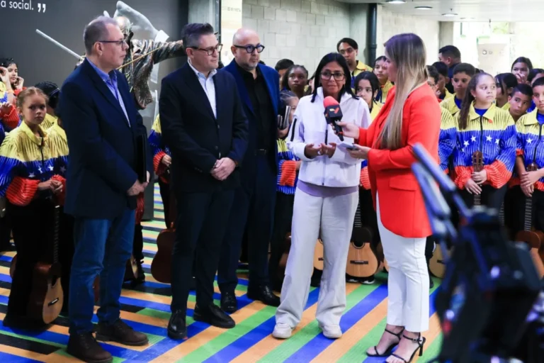 A presidenta interina Delcy Rodríguez fez o anúncio no Centro Nacional de Acción Social por la Música, em Caracas, durante atividade com mais de 900 integrantes do Sistema Nacional de Orquestras e Coros Juvenis e Infantis