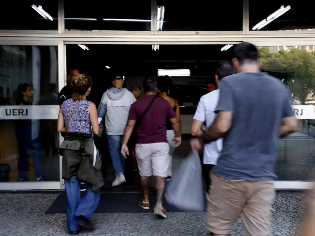 Candidatos chegam para as provas do Concurso Público Nacional Unificado (CPNU) na Uerj