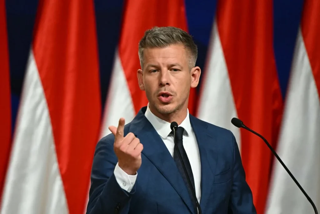 Peter Magyar, vencedor das eleições e líder do partido conservador pró-europeu TISZA, realiza uma coletiva de imprensa no Centro de Congressos e Exposições HUNGEXPO em Budapeste, Hungria, no dia 13 de abril de 2026, um dia após as eleições gerais húngaras. O partido do conservador Peter Magyar conquistou uma maioria parlamentar de dois terços nas eleições húngaras, representando uma derrota clara para o primeiro-ministro nacionalista de longa data Viktor Orbán, de acordo com resultados quase completos.