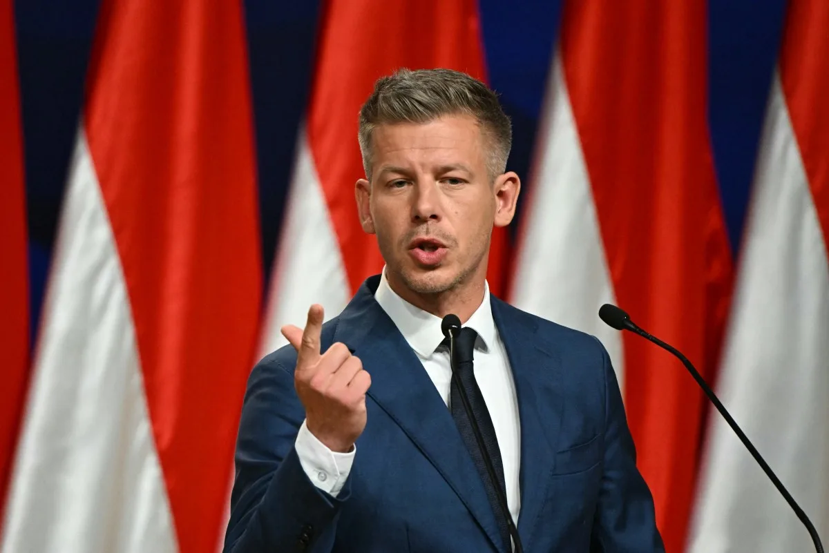 Peter Magyar, vencedor das eleições e líder do partido conservador pró-europeu TISZA, realiza uma coletiva de imprensa no Centro de Congressos e Exposições HUNGEXPO em Budapeste, Hungria, no dia 13 de abril de 2026, um dia após as eleições gerais húngaras. O partido do conservador Peter Magyar conquistou uma maioria parlamentar de dois terços nas eleições húngaras, representando uma derrota clara para o primeiro-ministro nacionalista de longa data Viktor Orbán, de acordo com resultados quase completos.