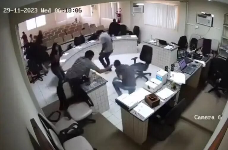 Homem que invadiu júri e atirou em réu por vingança é absolvido em PE