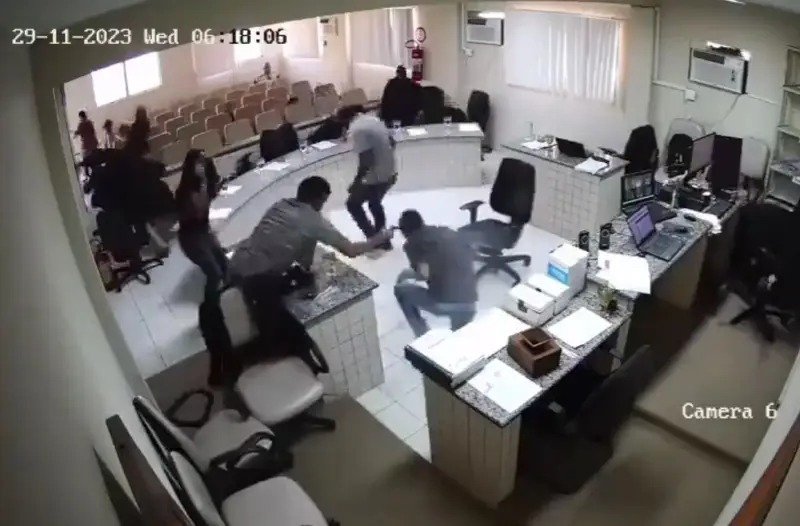 Homem que invadiu júri e atirou em réu por vingança é absolvido em PE