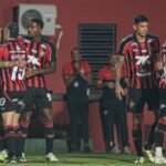Vitória brilha com dois gols de Renê e lidera o Nordestão Vitória brilha com dois gols de Renê e lidera o Nordestão