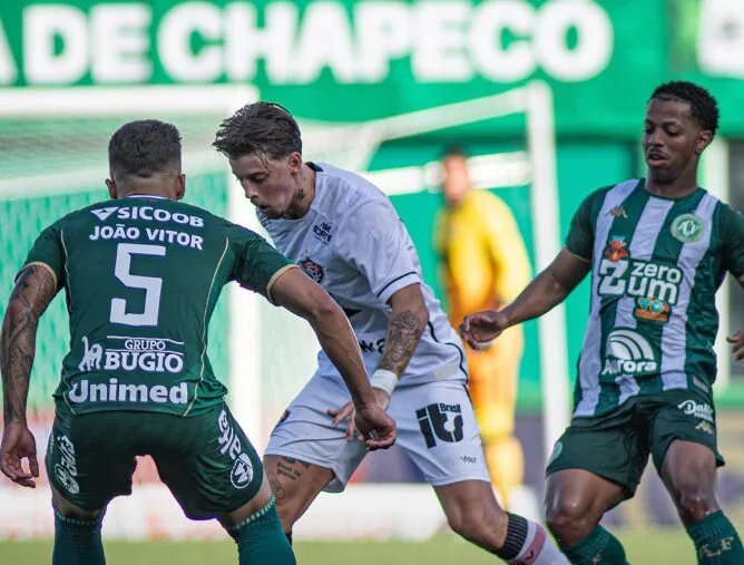 Vitória supera adversidades e empata com a Chapecoense