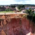 Voçoroca ameaça casas e pista em Rio Largo; entenda a situação