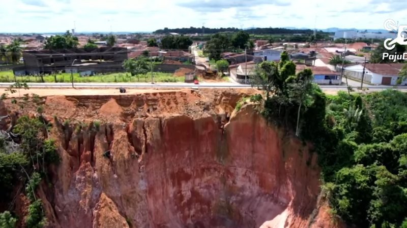 Voçoroca ameaça casas e pista em Rio Largo; entenda a situação