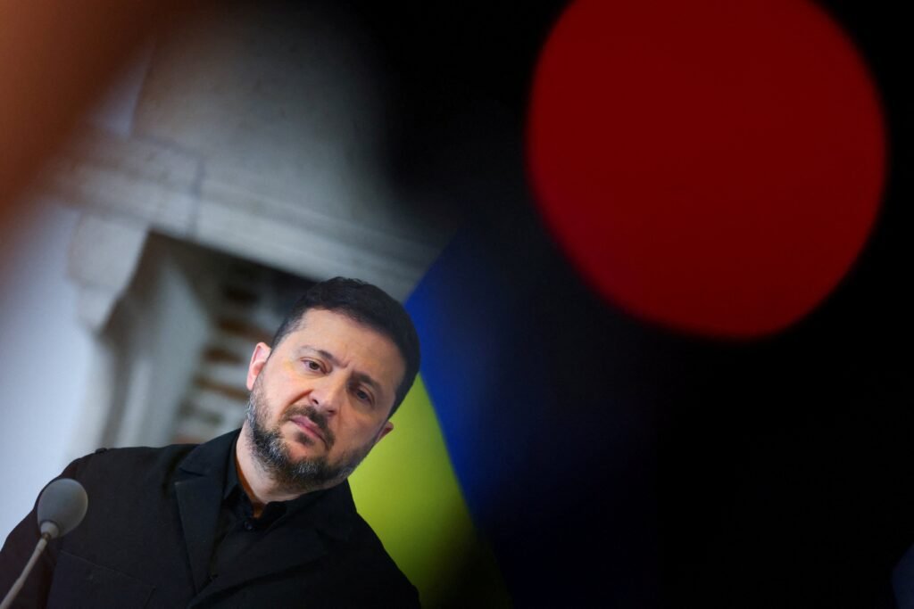 Zelensky: Alívio de sanções ao petróleo russo financia guerra