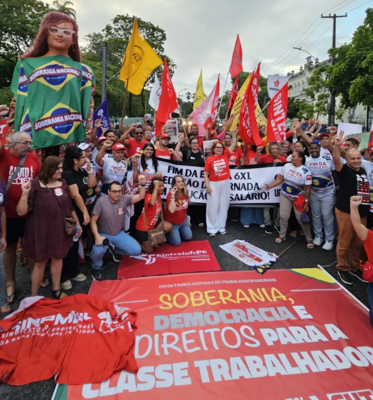 Sob chuva, centenas de trabalhadores foram ao parque Treze de Maio celebrar o Dia dos Trabalhadores no Recife