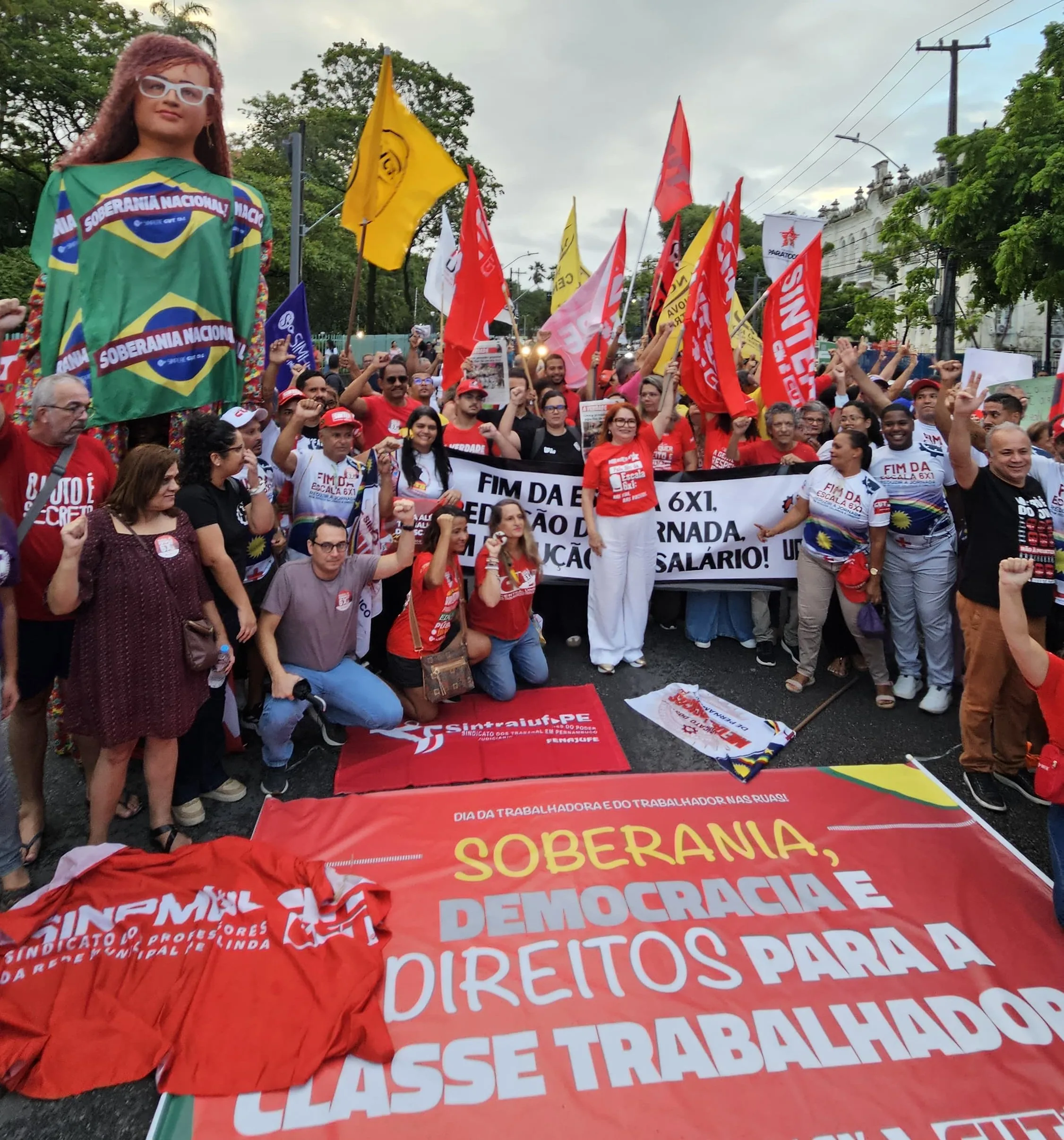 Sob chuva, centenas de trabalhadores foram ao parque Treze de Maio celebrar o Dia dos Trabalhadores no Recife