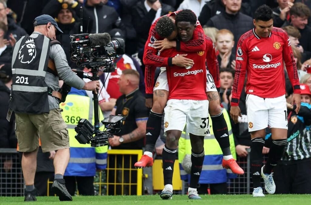 Manchester United derrota Liverpool e confirma retorno à Champions League