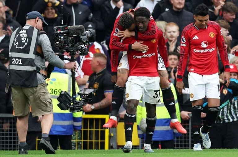 Manchester United derrota Liverpool e confirma retorno à Champions League