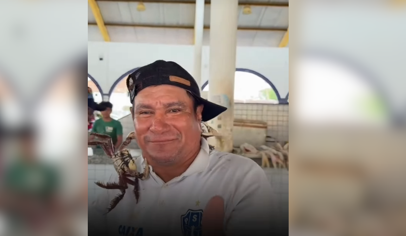 homem viraliza ao usar caranguejos como 'brincos' em mercado