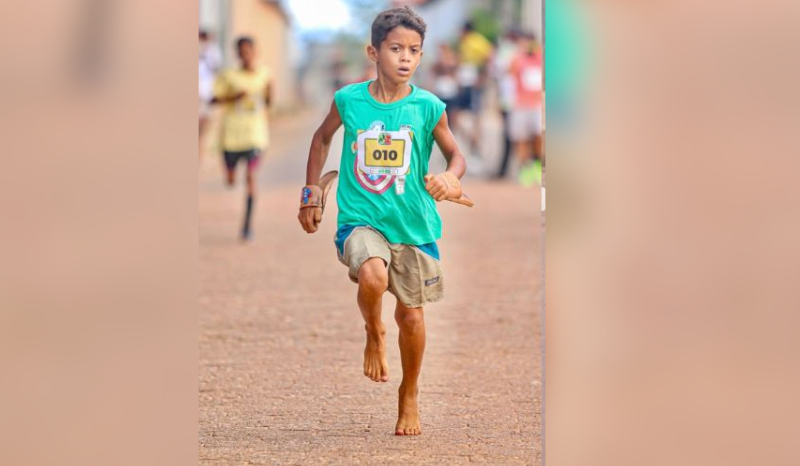 Menino de 8 anos corre descalço, conquista 2º lugar e emociona; VEJA