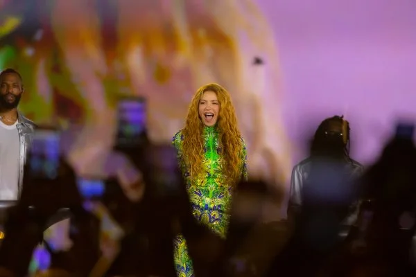 Shakira veste macacão ver amarelo na abertura do show