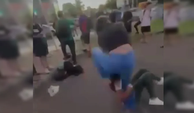 aluna derruba colega e dá chutes na cabeça em frente a escola