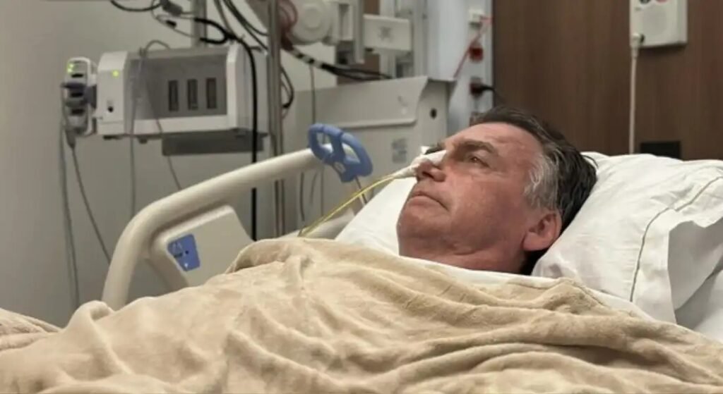 Médicos concluem cirurgia de Bolsonaro e ex-presidente segue em observação