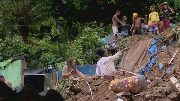 Chuvas provocam mortes, deslizamentos e deixam famílias desabrigadas em PE