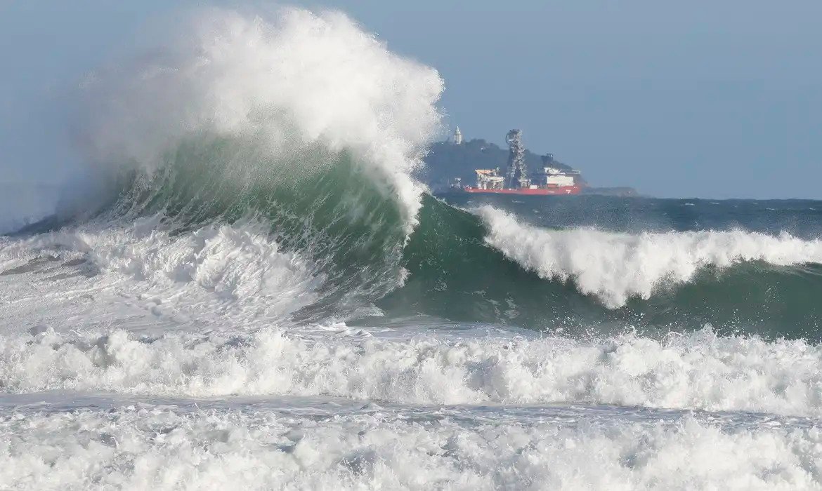 Defesa Civil emite alerta para chuvas fortes e ondas de até 3 metros na Baixada Santista