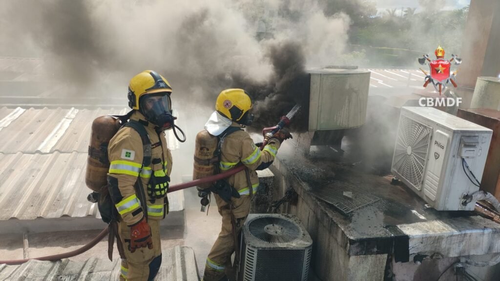 Incêndio em restaurante mobiliza bombeiros e provoca evacuação no Sudoeste
