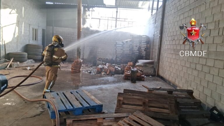 Incêndio atinge galpão em Ceilândia e mobiliza bombeiros em Ceilândia