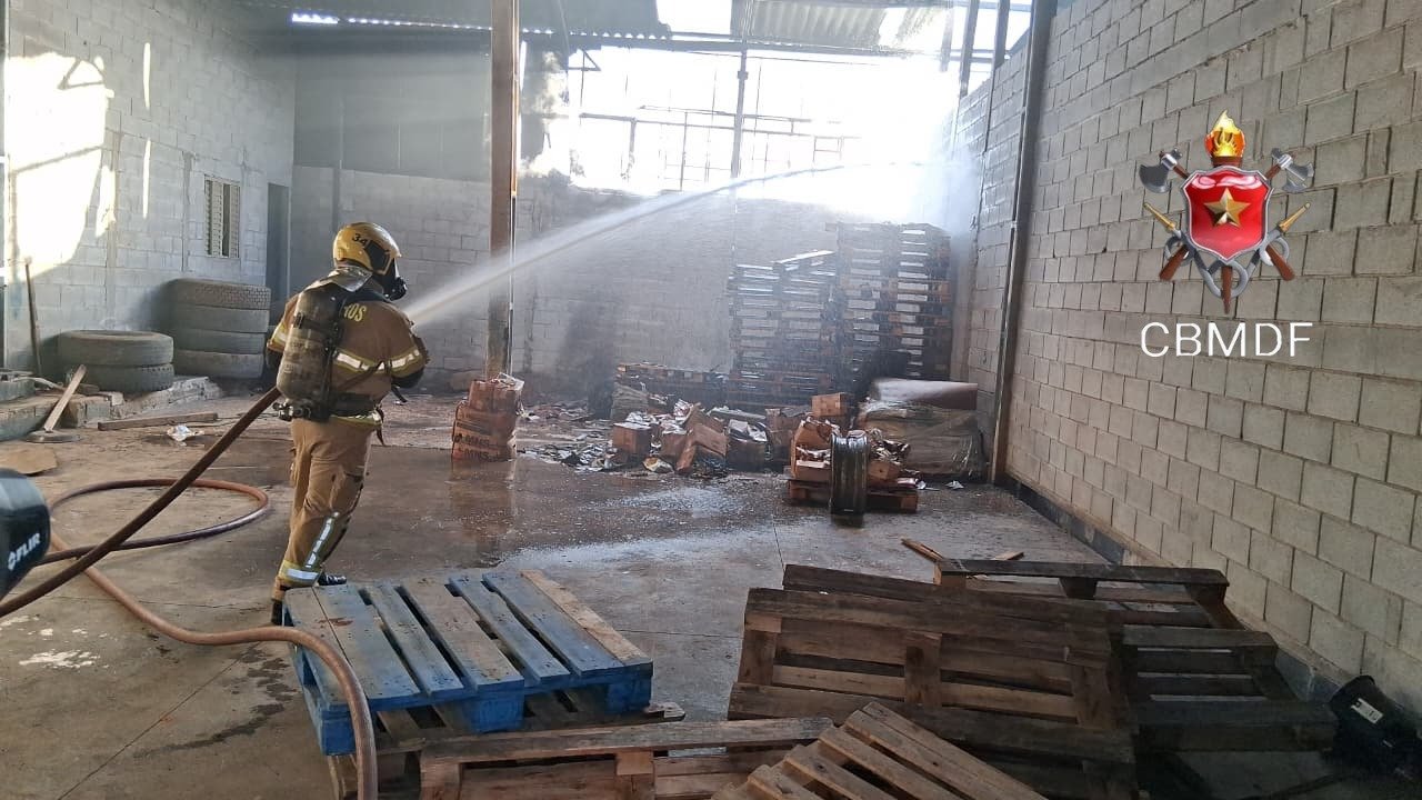 Incêndio atinge galpão em Ceilândia e mobiliza bombeiros em Ceilândia