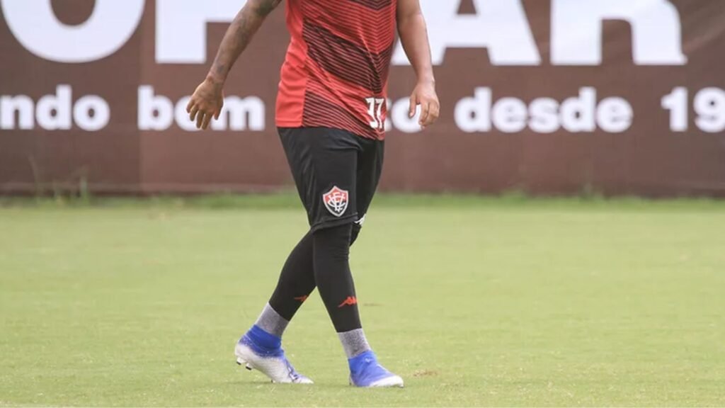 Meia ex-Vitória é criticado por forma física em clube da Série B