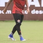 Meia ex-Vitória é criticado por forma física em clube da Série B