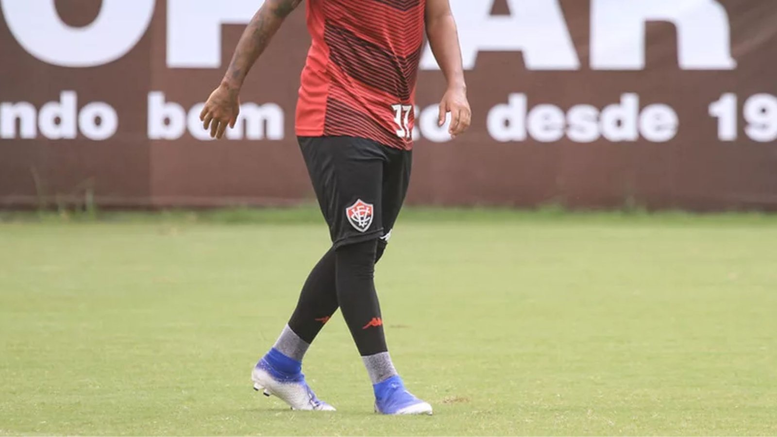 Meia ex-Vitória é criticado por forma física em clube da Série B