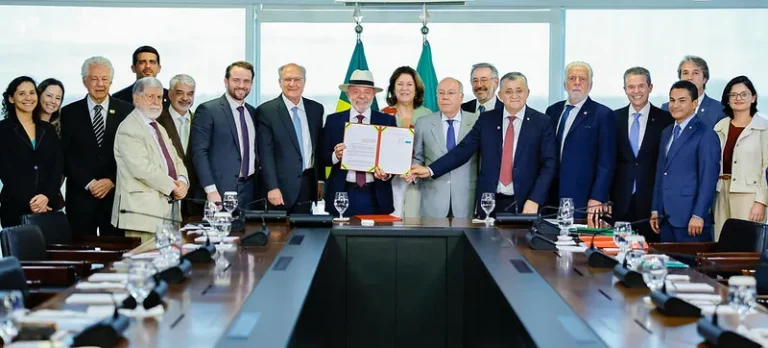 Presidente da República, Luiz Inácio Lula da Silva, durante assinatura do decreto de promulgação do Acordo de Comércio entre União Europeia e Mercosul, no Palácio do Planalto.
